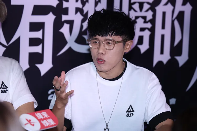 吉他手劉逼首場遇跳電危機，自招靈異體質。莊宗達攝