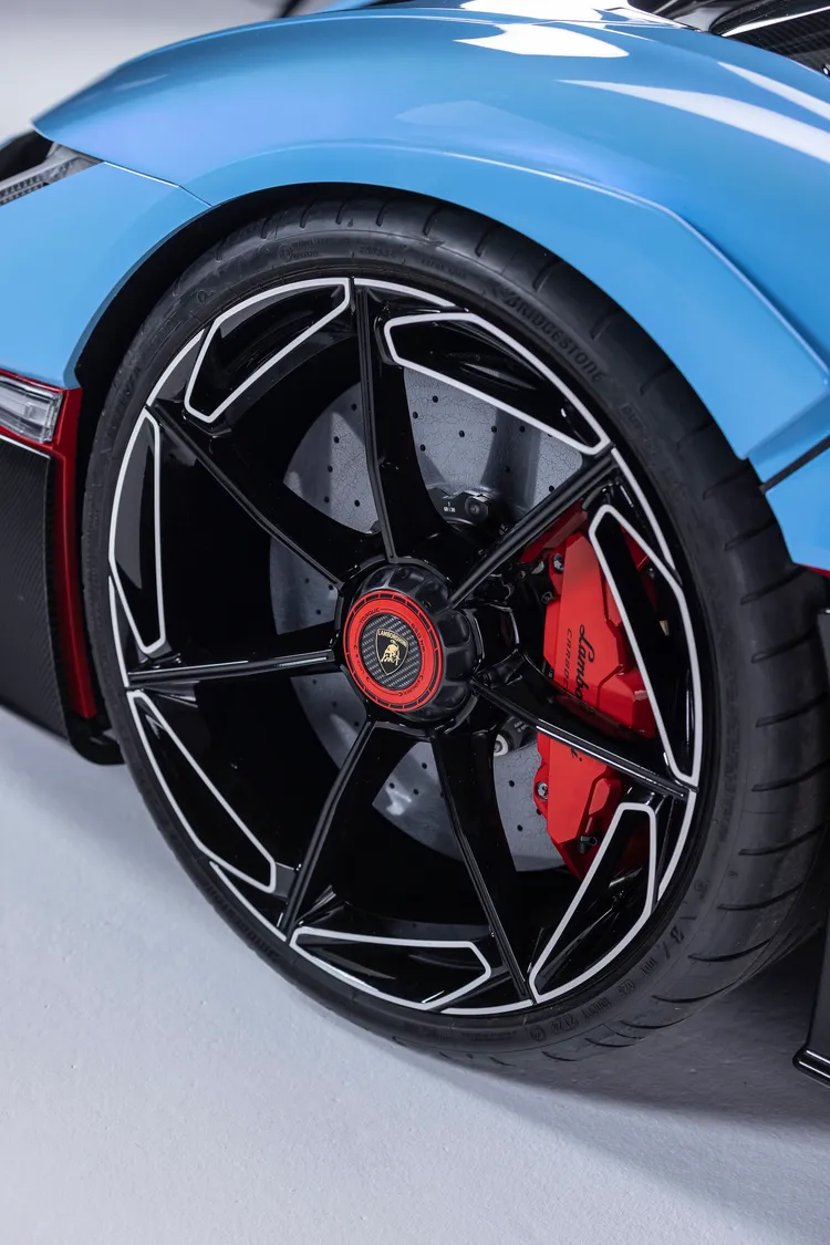 POTENZA SPORT專屬輪胎針對Fenomeno Roadster量身開發，提供前265/30 ZRF21、後355/25 ZRF22規格，胎側並印有Lamborghini專屬標記。普利司通輪胎提供