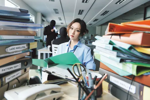 閻奕格不當歌手變上班族！ 性感Office Lady穿搭：不後悔選擇