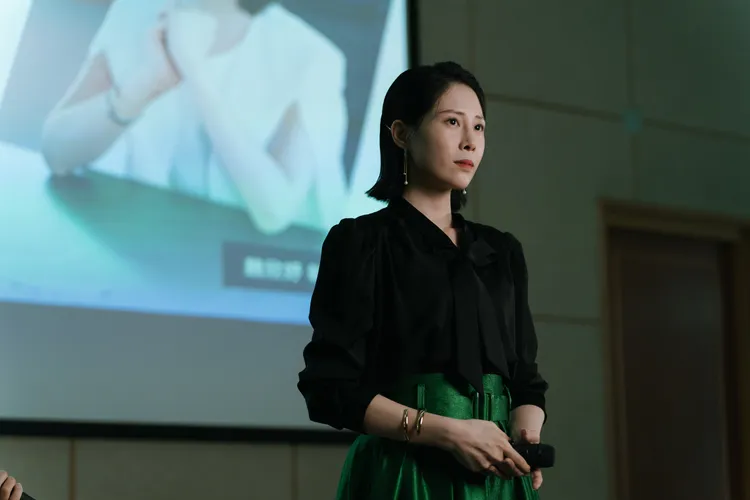 《成名在望》蔡亘晏（爆花）飾演的魏欣妤遭迫與愛子分離，從逆來順受逐漸走向反擊。Hami Video提供