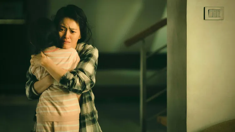 梁詠琪戲中不願對女兒放手，展現窒息的母愛。奇蹟映畫所提供