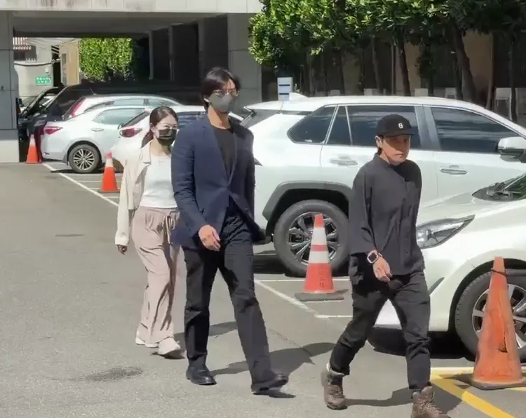 陳柏霖穿著深色西裝外套現身新北地院。張欽攝