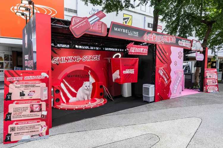 媚比琳SHINING STAGE小猛獸LIVE 閃耀舞台快閃店情境照。品牌提供