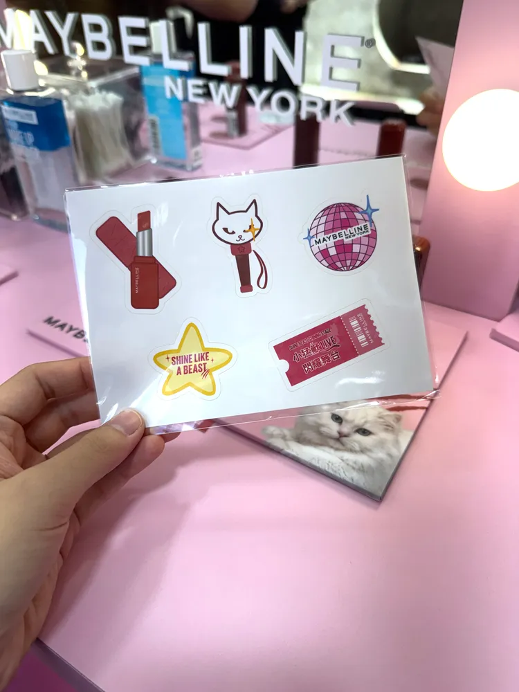 於快閃店完成指定打卡任務，即可獲得限定貼紙。張家玲攝