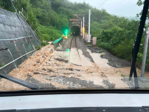 搭台鐵注意！南迴線土石流淹軌面　暫無法行駛