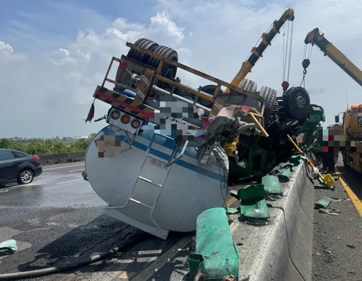 疑爆胎失控撞擊護欄翻覆！半聯結車駕駛死亡　國道1號台南下營路段大壅塞