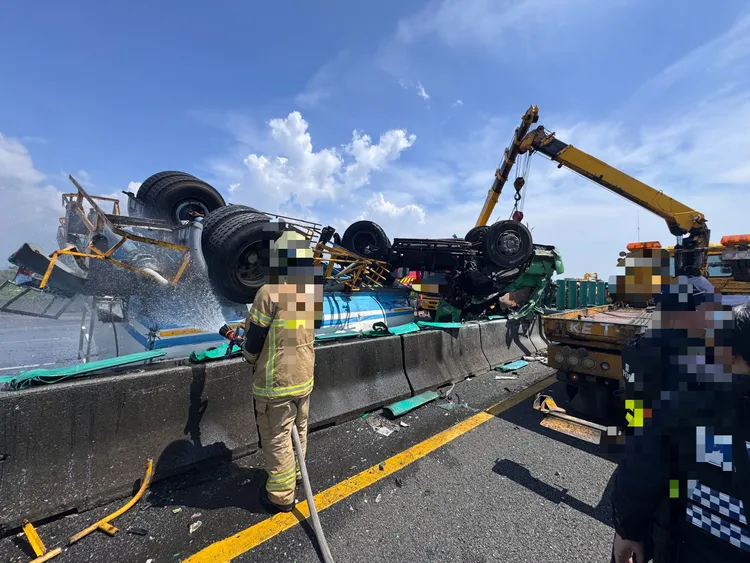 半聯結車疑似左前輪爆胎車輛失控撞擊內側護欄肇事，造成駕駛死亡。翻攝畫面