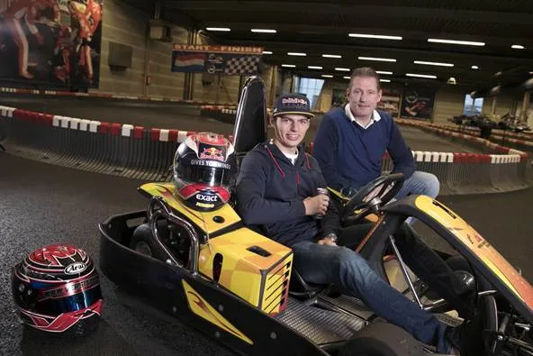 Max Verstappen將在《Max vs 100》中重現童年從後方追趕對手的訓練方式。Red Bull提供
