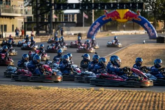 《Max vs 100》集結來自體育與流行文化領域的100名參賽者，與Max Verstappen齊聚銀石賽道一較高下。Red Bull提供