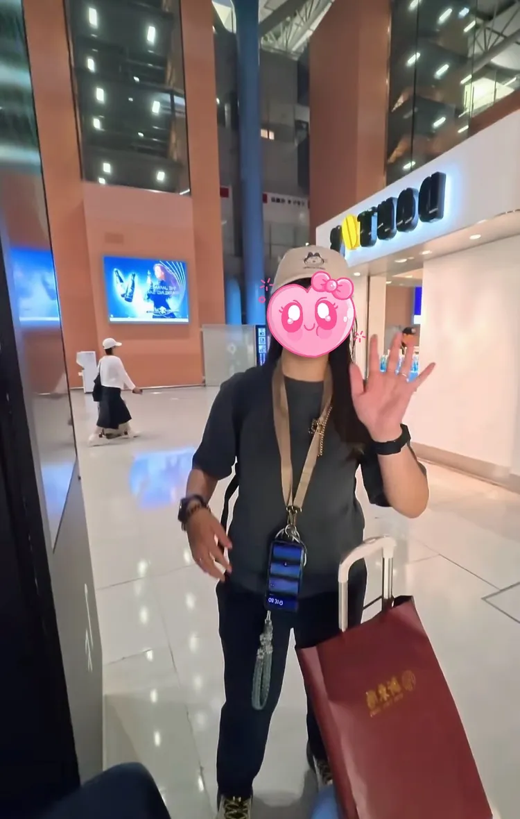 宋偉恩告訴日本女子正在拍攝影片，女子大方打招呼。翻攝自宋偉恩IG