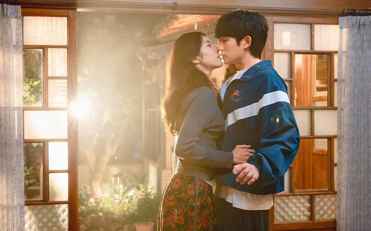 賀營（左）和丁海寅主演《我的荒糖戀愛》剛於7日上線。翻攝Netflix