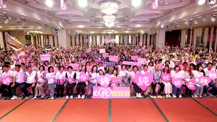 何欣純今天出席「心純姊妹會成立授證大會」，氣氛熱烈。民眾提供