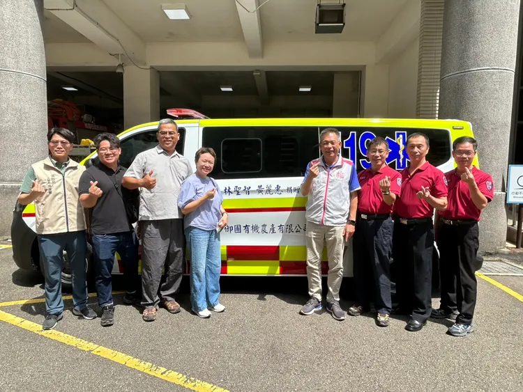 御圃農產黃麗惠捐贈價值逾4百萬元的救護車。桃園市消防局提供
