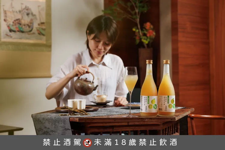 乘興院茶師陳訫語悉心沖泡包種茶。業者提供
