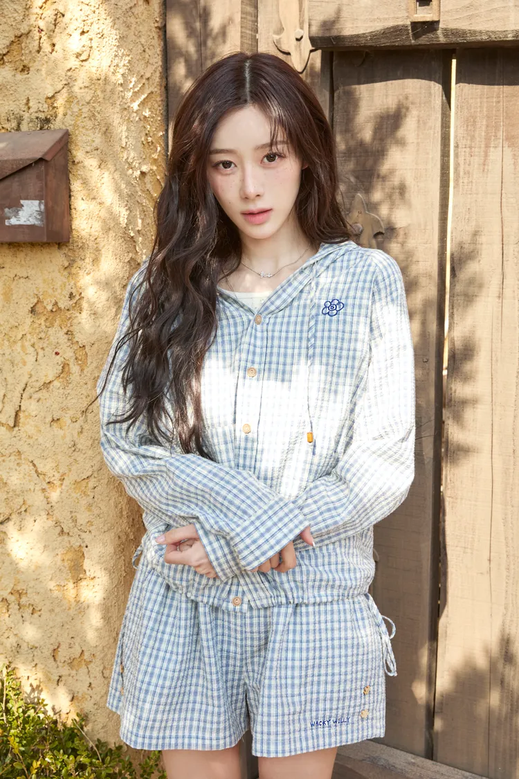 Giselle同款Wacky WiLLy藍白微格紋hooded連帽外套3990元、藍白格紋短褲2190元。品牌提供