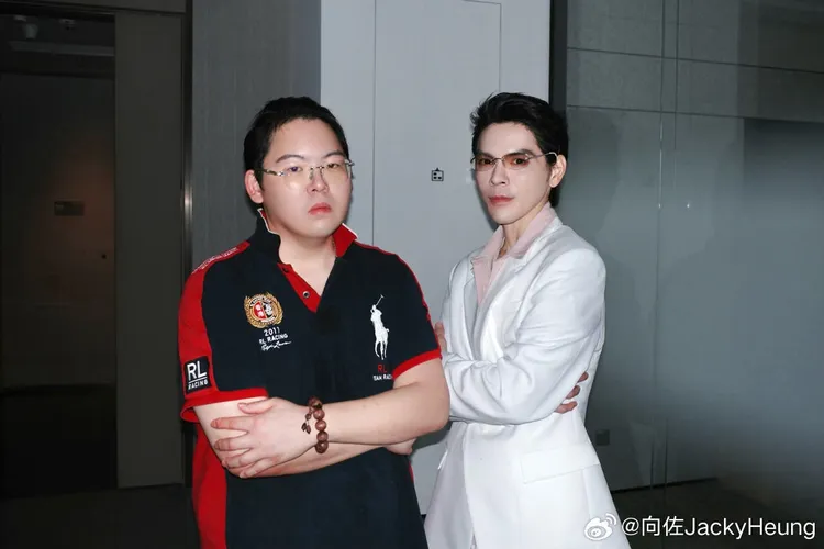 向佐（右）日前在訪問中維護弟弟向佑，收到熱烈迴響。翻攝向佐微博
