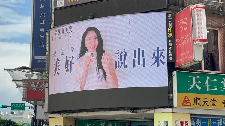 台北車站捷運M8出口。