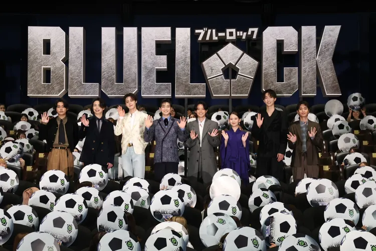 K（左三）邀請窪田正孝加入「K宇宙」。翻攝官方X