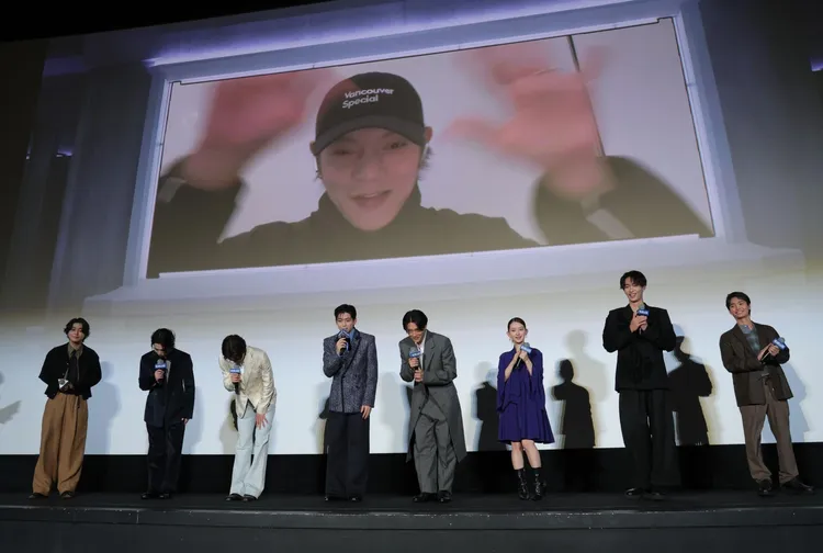 窪田正孝（後）正在加拿大拍戲，日前透過連線參加《藍色監獄》日本影廳活動。翻攝日本雅虎