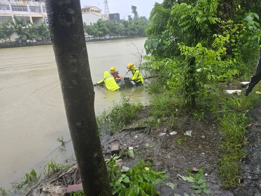 82歲婦人溺斃高雄大樹路旁水塘！機車沉水打撈中　仁武警調閱監視器釐清