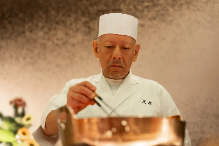「天孝」第二代料理長新井均出身天婦羅職人世家，承襲父親新井孝一先生的江戶前天婦羅精神與技藝，以精準油溫與細膩火候詮釋旬味食材之美。然一酒店提供