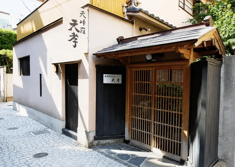 「天孝」座落於東京神樂坂石板巷弄之中，是東京具代表性的江戶前天婦羅名店之一。然一酒店提供