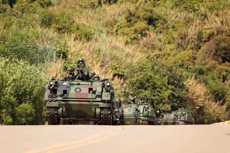 CM21裝甲運兵車前往目標區應援。青年日報提供