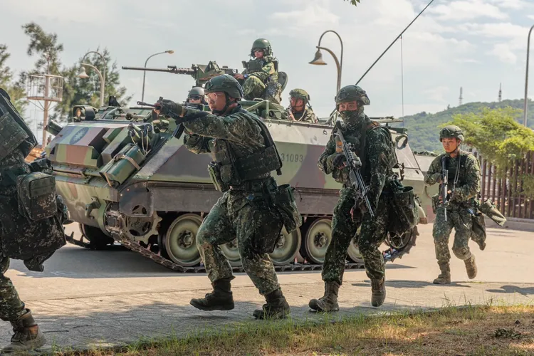 南竿守備大隊官兵在CM21裝甲車掩護下展開警戒、群眾疏散等任務。青年日報提供