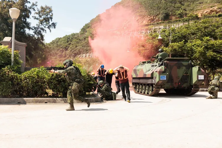 馬防部官兵搭配煙幕彈及空包彈營造逼真戰場情。青年日報提供