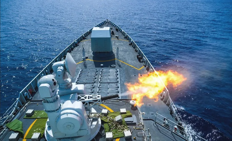 圖為2025年7月共軍在「南海某處」舉行演習。中國海軍發佈照片
