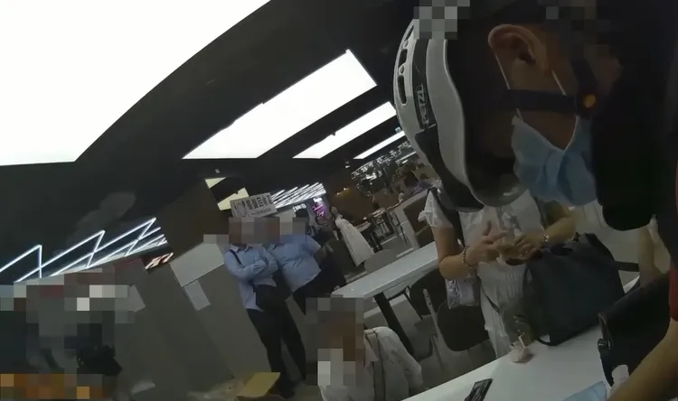 警消到場替傷者包紮。翻攝畫面