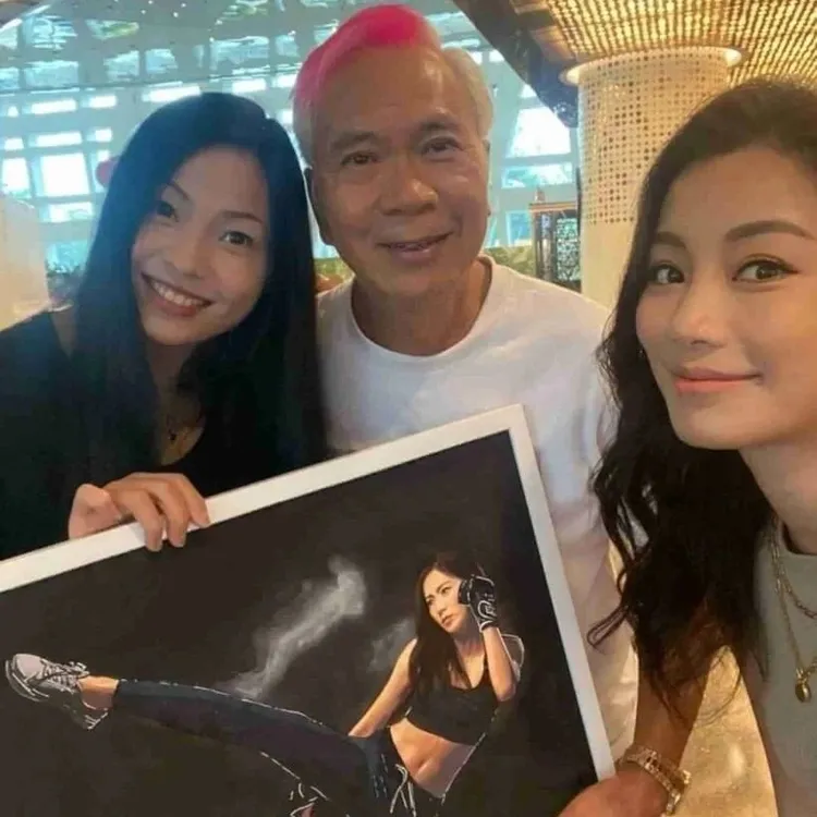 王青霞（左起）送出自己畫的明星肖像畫，又與李龍基狀似親密，因而受到媒體關注。翻攝IG