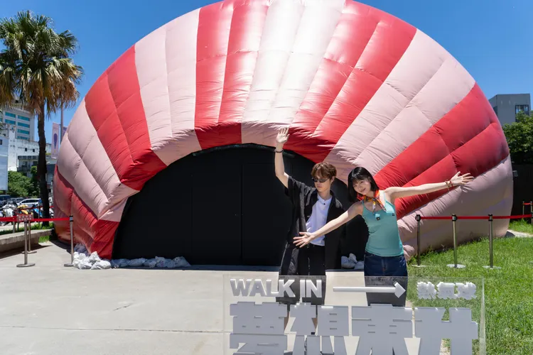 木木（右）跟郭家瑋來到台東博覽會的「夢想東升WALK IN 熱氣球」展區。Hit Fm聯播網提供