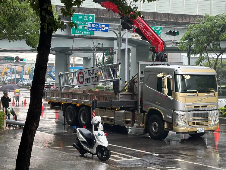 限高樁被撞毀，工程車到場移除。翻攝畫面