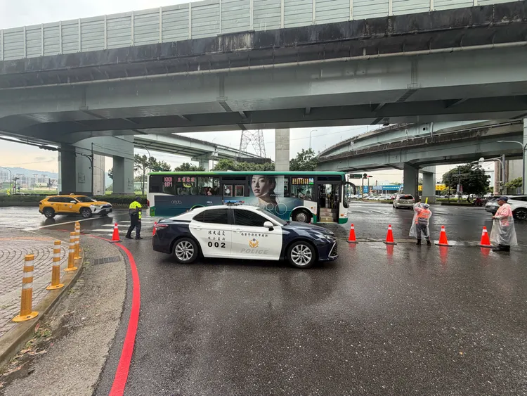 警方到場交管。翻攝畫面