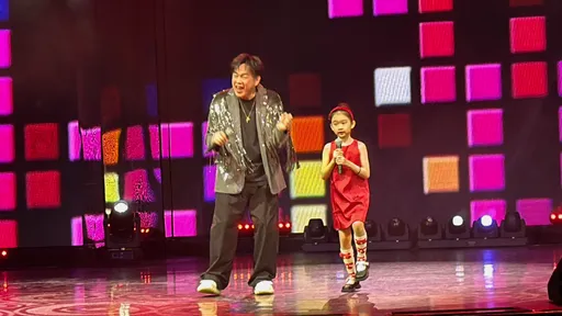 康康首登郵輪攜手7歲女孩開唱　超可愛娃身份曝光還吐槽他：你又不會！萌翻全場