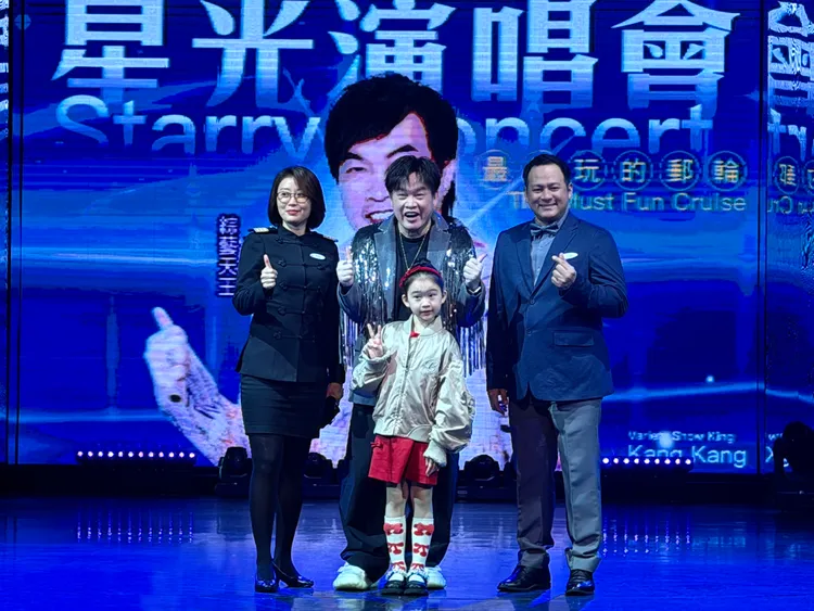 康康與女兒Alyssa首度一同解鎖在郵輪上的演出，會後與郵輪的高層合影。林丞偉攝