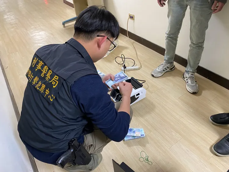 警方查獲保險箱內1688萬元鉅款。翻攝畫面