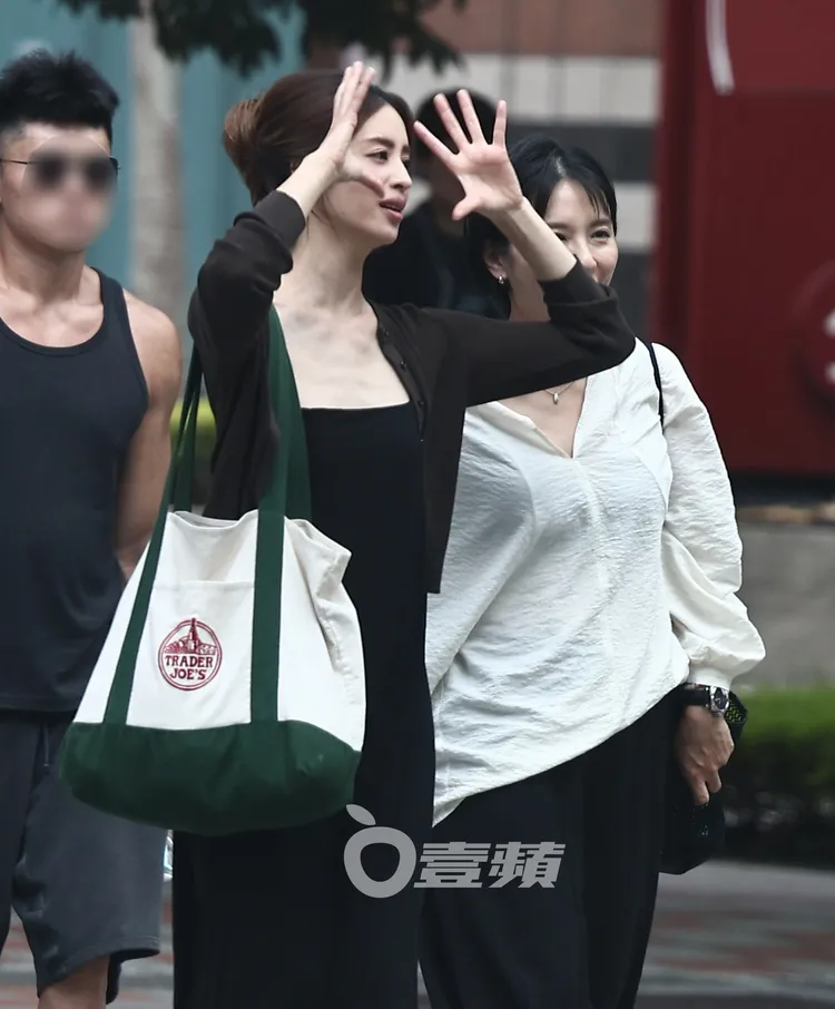 莫允雯與傅孟婆老婆安安，在信義商圈逛街。特勤中心攝