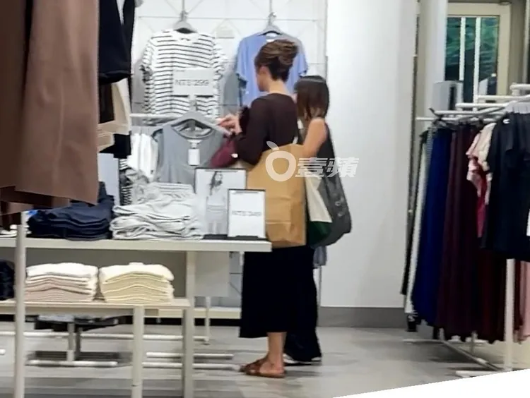 莫允雯走到微風松高百貨逛H&M買衣服。特勤中心攝