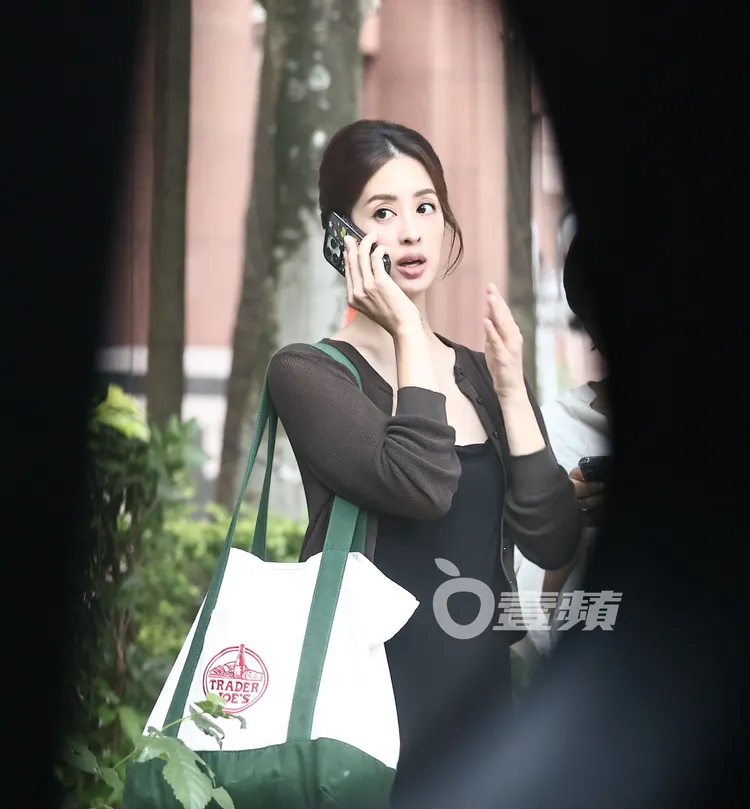 莫允雯走在街頭，女星級的美貌閃閃發光。特勤中心攝