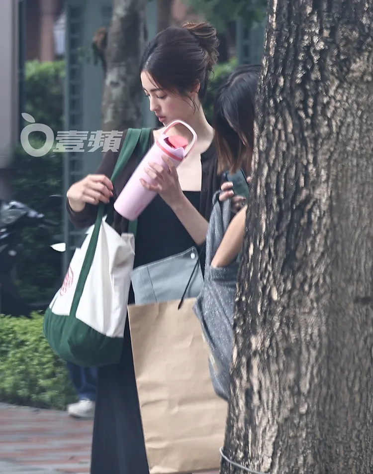 莫允雯也有帶環保水壺。特勤中心攝