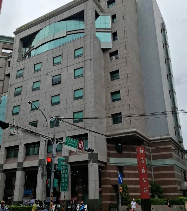 新北市場處位於新莊區公所大樓的8、9樓，隸屬於經發局，掌理新北市傳統零售市場、攤販集中場與夜市之規劃、輔導、經營管理、硬體工程維護以及閒置空間活化等業務。翻攝自google map