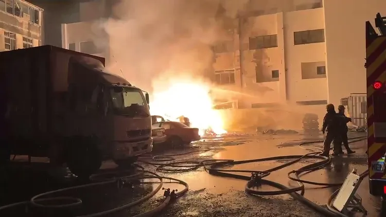 這起火災爆炸案共造成15人受傷、延燒11戶民宅，還有40多戶玻璃被震碎。民眾提供