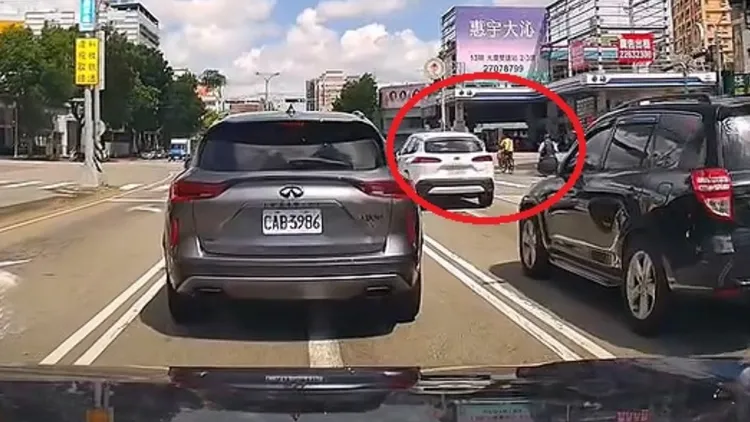 2名單車少年從文心南路外側車道直接左轉。Threads/m7005200提供