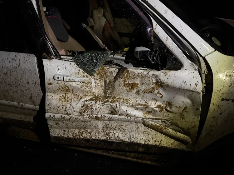 車輛遭落石砸中。橫山警分局提供