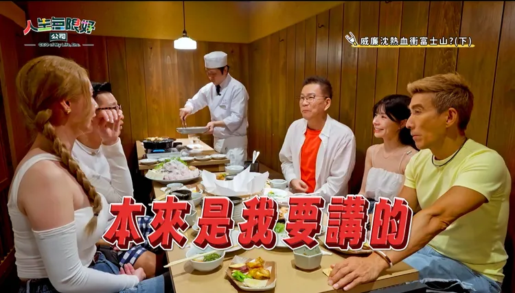 入棺模擬死亡，短今（左一）哭了，艾融（右二）暖心安慰「陪妳睡」，沈玉琳（右三）搞笑插話：「本來是我要講的」，緩解氛圍。東森綜合台提供