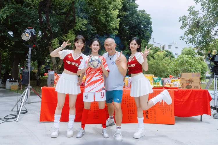 蔡南筠（左起）、林亭莉、《我的神隊友》導演柳廣輝及張昱婷開心合影。阿榮影業提供