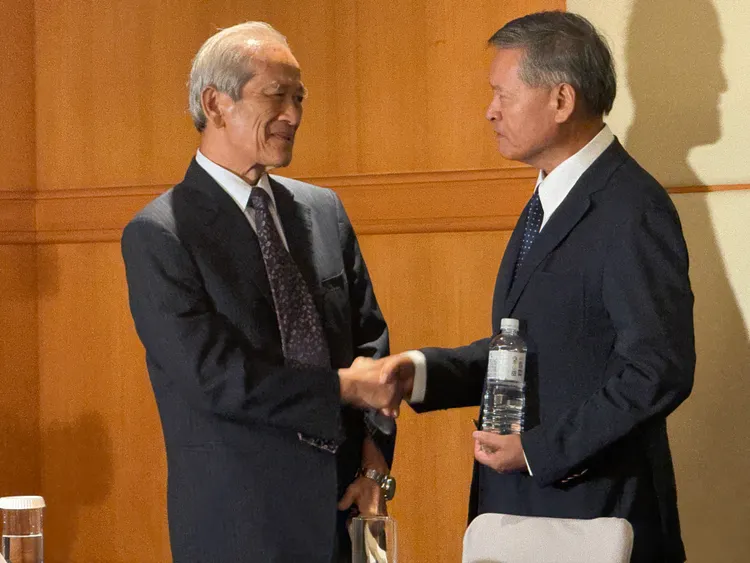 律師陳錦隆（左）與力積電代理董事長謝再居（右）致意。呂承哲攝