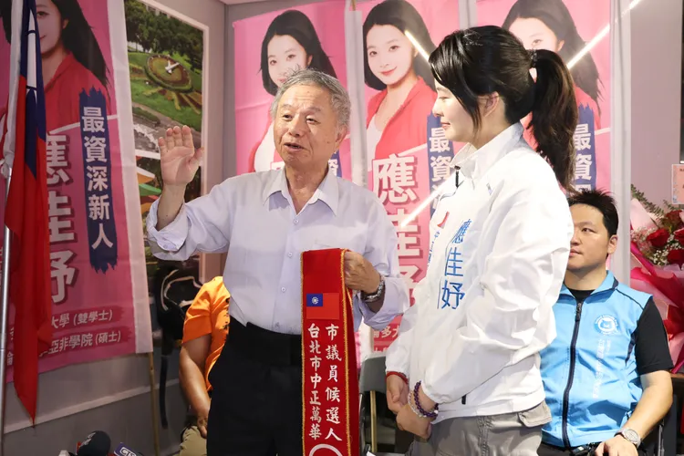 大女兒應佳妤以無黨籍「代母出征」接棒參選中正、萬華區的市議員，今天於南海路舉行總部成立茶會，與會來賓包含前衛生署長楊志良等人。莊宗達攝